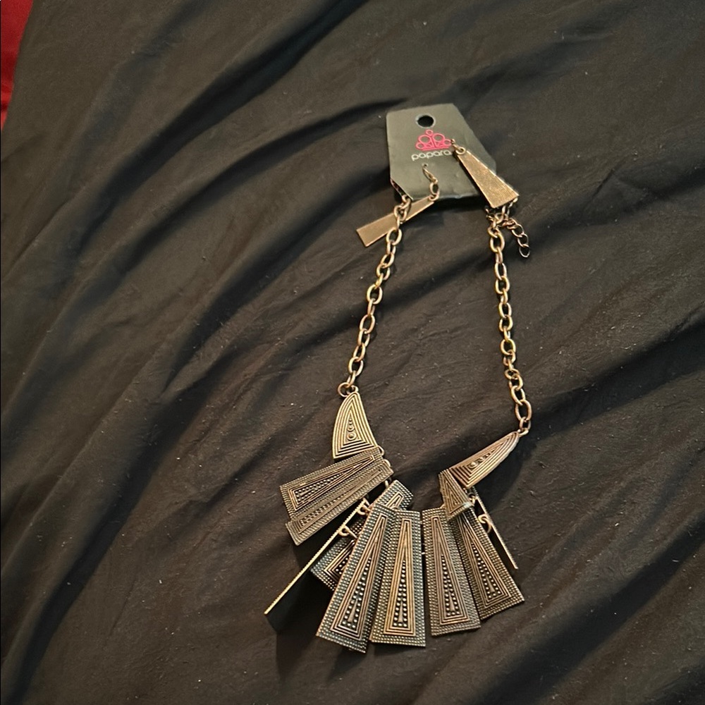 Radiant Gold Pendant Necklace with Intricate Detailing